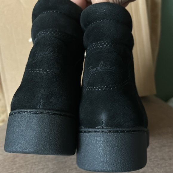New women’s Sz 9.5 black suede lace up business casual boots by Zodiac